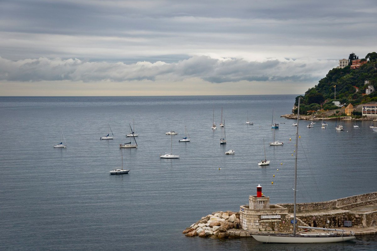 Villefranche06's tweet photo. Notre #rade de #villefranchesurmer reste belle par tous les temps ! #photo #frenchriviera #monbeauquartier https://t.co/TyhTrkeYGS