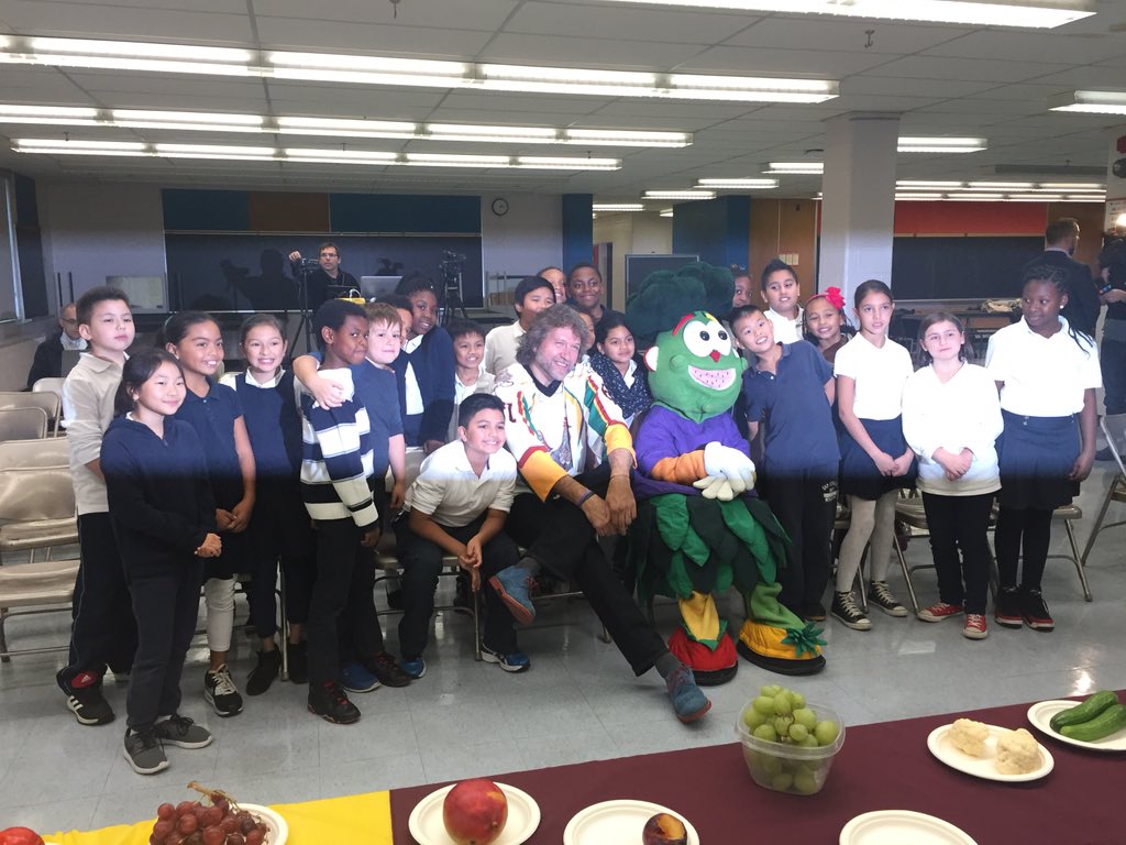 TCDSB21C's tweet photo. Pics with @ChefMichaelSmth visiting @TCDSB St Mary Gr4/5 class for Half Your Plate @CPMA_ACDFL @TCDSB_AGauthier https://t.co/UFDcG33M2G