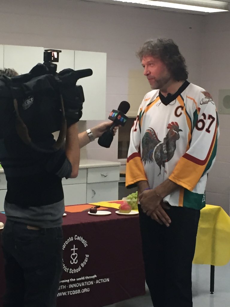 TCDSB21C's tweet photo. Pics with @ChefMichaelSmth visiting @TCDSB St Mary Gr4/5 class for Half Your Plate @CPMA_ACDFL @TCDSB_AGauthier https://t.co/UFDcG33M2G