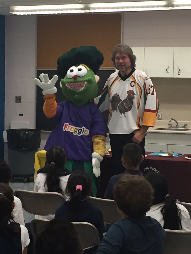 TCDSB21C's tweet photo. Pics with @ChefMichaelSmth visiting @TCDSB St Mary Gr4/5 class for Half Your Plate @CPMA_ACDFL @TCDSB_AGauthier https://t.co/UFDcG33M2G