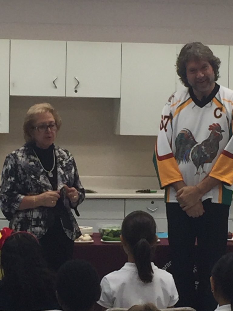 TCDSB21C's tweet photo. Pics with @ChefMichaelSmth visiting @TCDSB St Mary Gr4/5 class for Half Your Plate @CPMA_ACDFL @TCDSB_AGauthier https://t.co/UFDcG33M2G