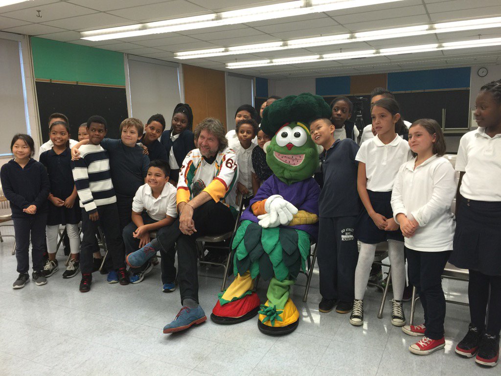 angela_gauthie's tweet photo. St. Mary's students and Chef Michael Smith who just taught them all about fruit and veggies!!! https://t.co/PC7CTSK7RA