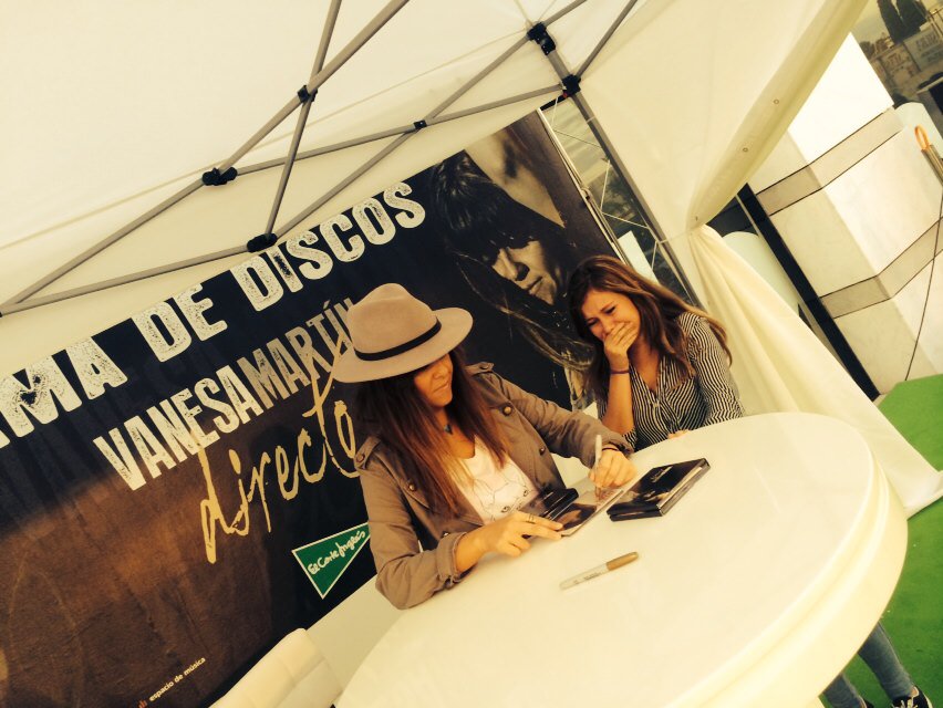 vanesamartin_'s tweet photo. Comienza la firma en Sevilla!!!! #VanesaMartinDirecto https://t.co/Yzu6rS2qBf