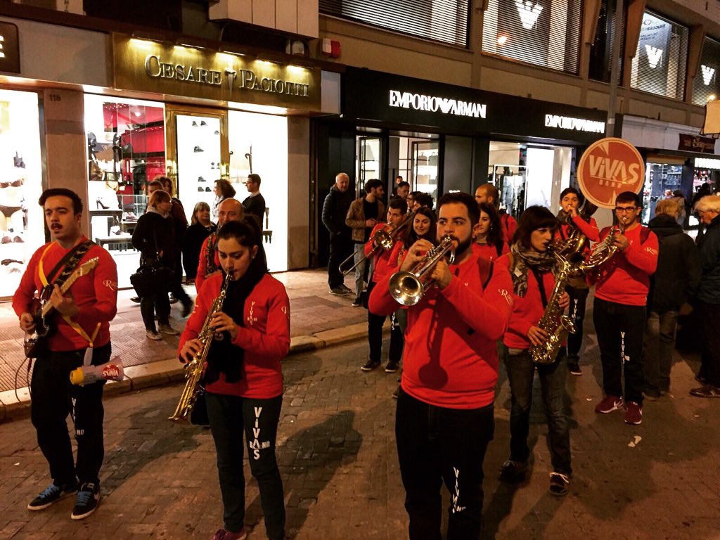 VivasBand's tweet photo. #barisuona con noi anche oggi!! #stayvivas #vivasband #marchingband https://t.co/mk5ihOEh44
