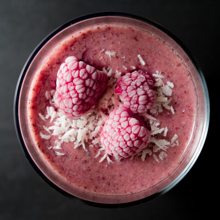 Starbucks's tweet photo. Breakfast smoothie? Dessert smoothie? Both. 😊 #Recipe https://t.co/CfWSS046wM https://t.co/KoDWp45sVY