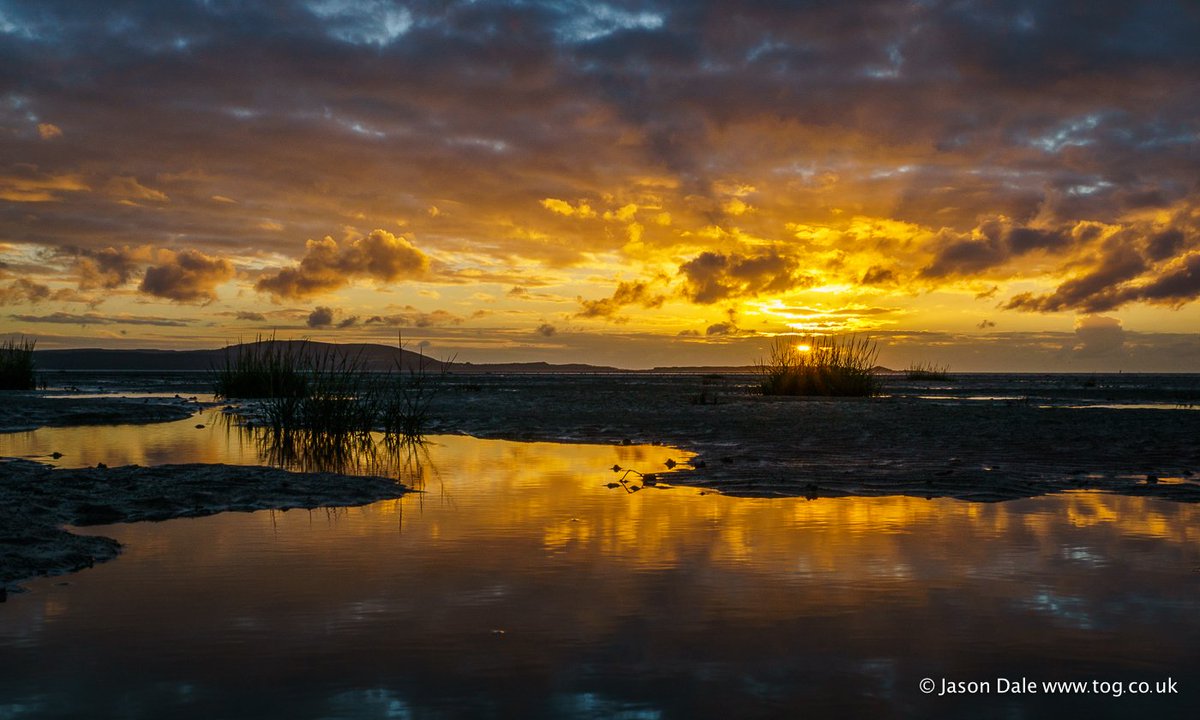 Sunset at #Machynys <a href="/DerekTheWeather/">Derek Brockway - weatherman</a> <a href="/JamesWrightTV/">James Wright</a> @ruthwignall @TywyddS4C <a href="/LlanelliStar/">Llanelli Star</a> #llanelli <a href="/behnazakhgar/">Behnaz</a>