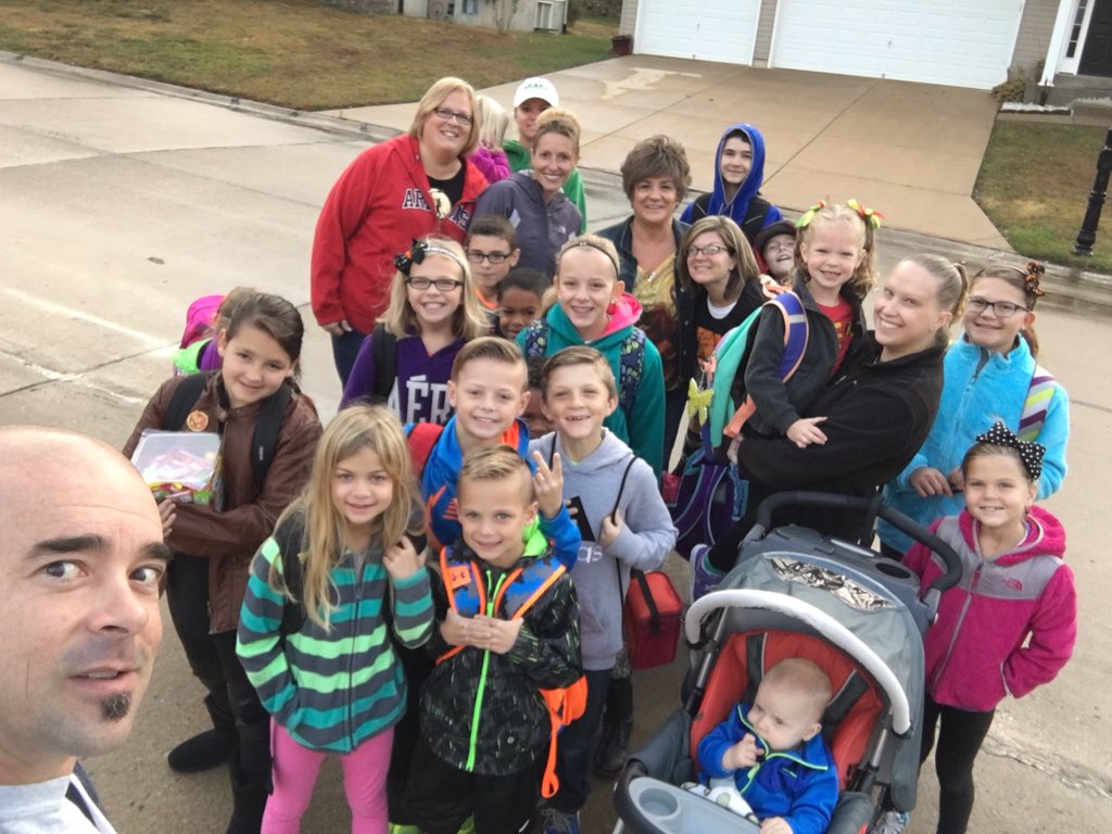 LuChapt's tweet image. Arrow Ridge families walking to school every morning!  #seshealthyselfie