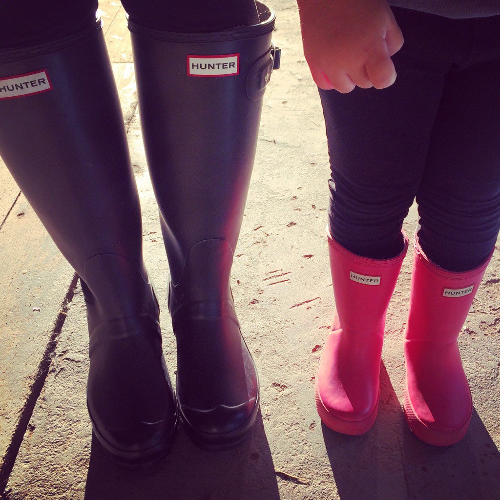Carole_Leger's tweet photo. 🍂🍃🍁#hunterboots #minime #fall https://t.co/w00Pttlnx7