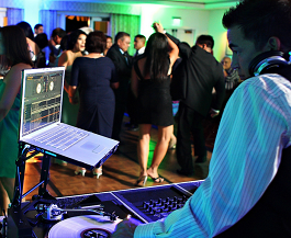 sectorbodas's tweet photo. Eligiendo música para bodas...https://t.co/eRMLcE2oIY https://t.co/sqQRIgCFkp
