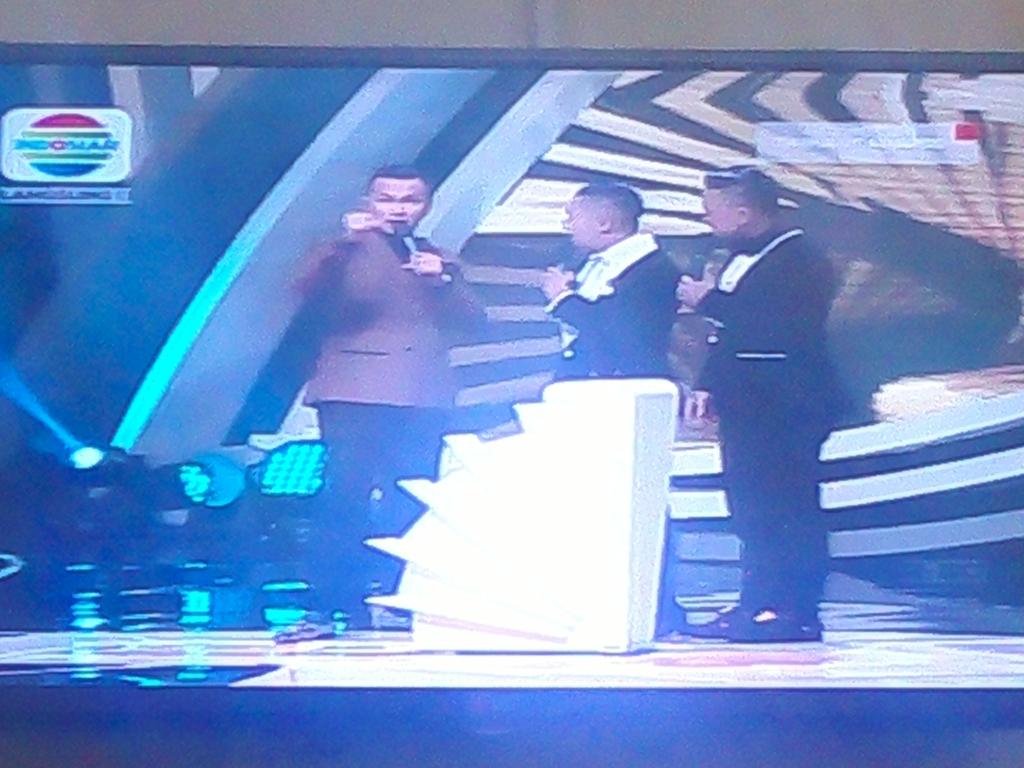 aguspra198's tweet photo. #triojulit #IndonesiaDangdutAwards @irfanhakim @ramzi_tebe @dhikacungkring pmbaca kategori duo terpopuler https://t.co/ZCHGizJ1jN