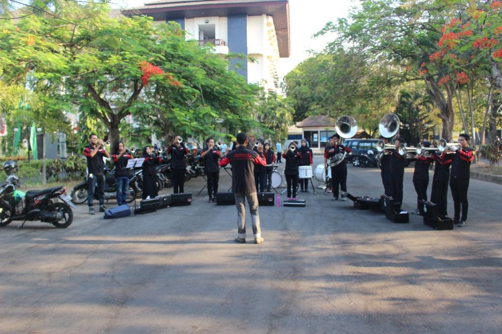 MB_Unram's tweet photo. Warm Up sebelum tampil.. :-D Maksimalkan yaa.. :-D https://t.co/yi3WFgBVKf