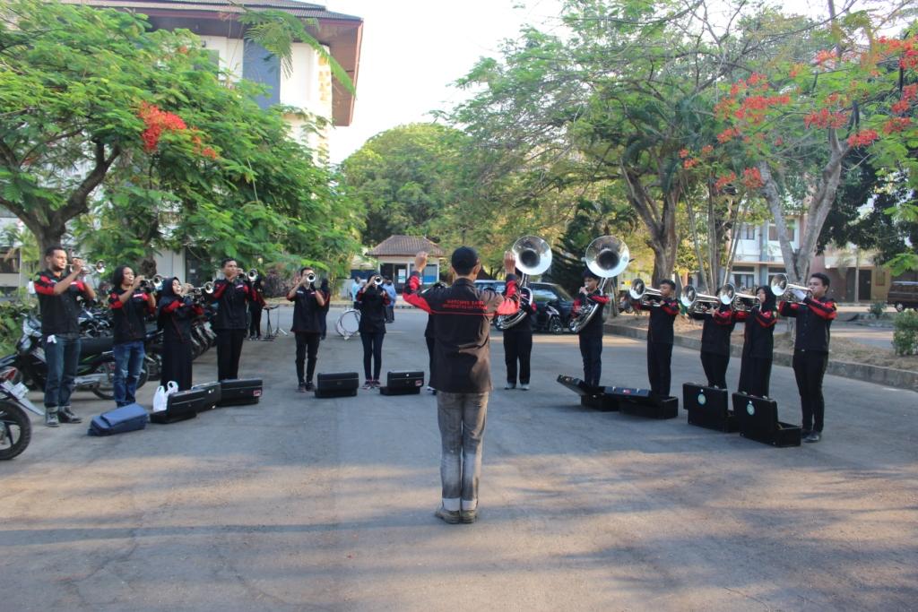 MB_Unram's tweet photo. Warm Up sebelum tampil.. :-D Maksimalkan yaa.. :-D https://t.co/yi3WFgBVKf