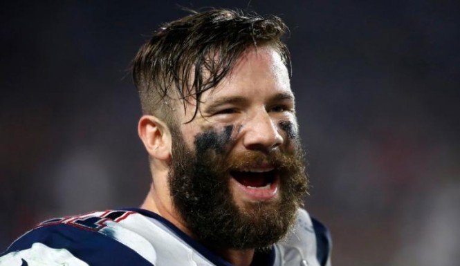 Patriots1775's tweet photo. @LoyalistYoHolla one of our very own, @Edelman11 having a good laugh at the fact that you don't even have slaves!! https://t.co/6Q9kBoBlSk