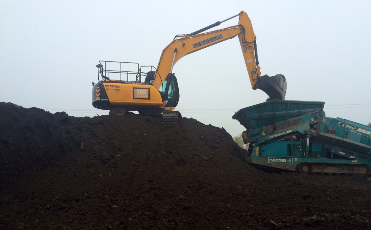 RBB_GROUP's tweet image. Using the @RBB_GROUP 22T @JCBmachines to push on this screening job - especially as the autumnal weather is arriving