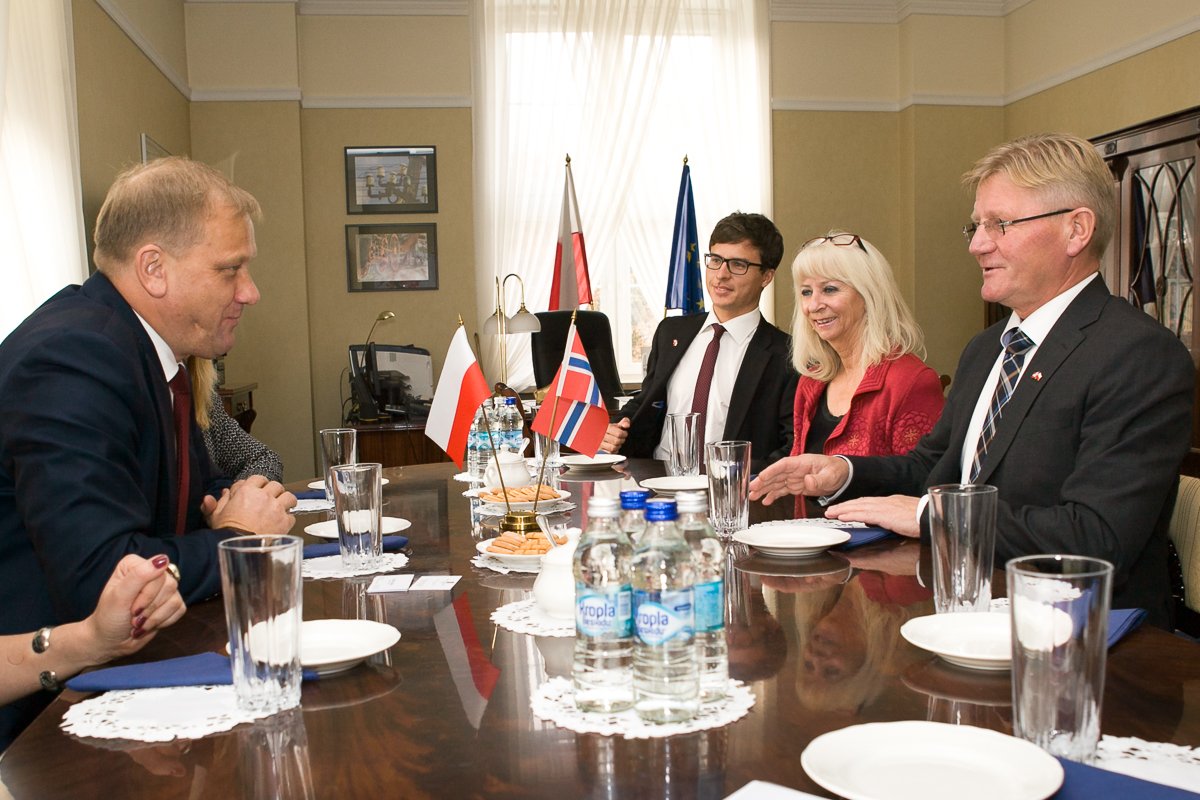 WZylinski's tweet photo. Z Ambasadorem Norwegii @KarstenKlepsvik rozmawialiśmy o inwestycjach, funduszach norweskich i turystyce w #podlaskie https://t.co/EnIvkK1GLv