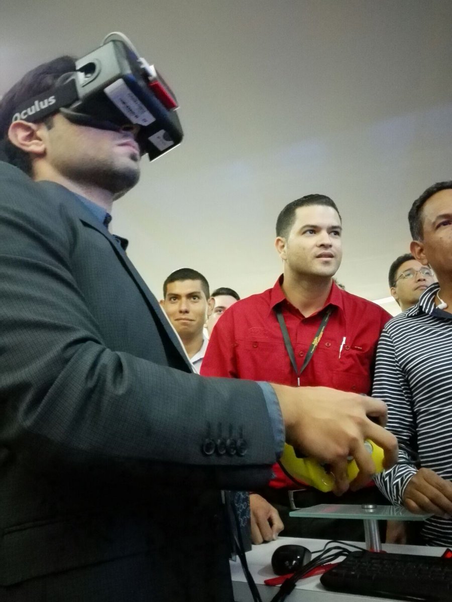 CastilloMax1's tweet photo. "Oculus" es un dispositivo de realidad virtual que permite la interacción con nuestro simulador de Brazo de Carga https://t.co/py6kCu3VVZ
