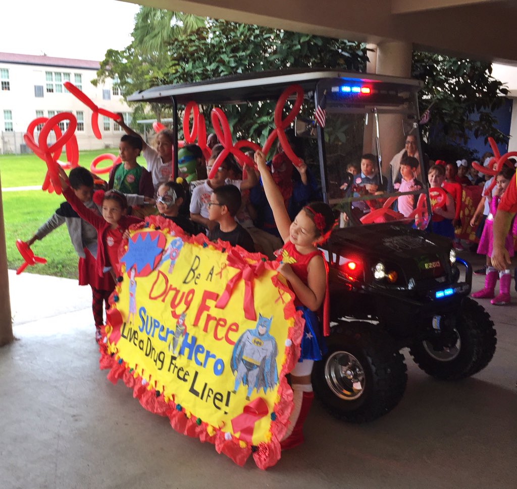 MiamiBeachNews's tweet photo. 👏🏼👏🏼 #MBPDcares RT @MiamiBeachPD: Happening Now: #RedRibbonWeek @ Biscayne Elem! #CopsandKids 👮 https://t.co/FYgBEjVNnq