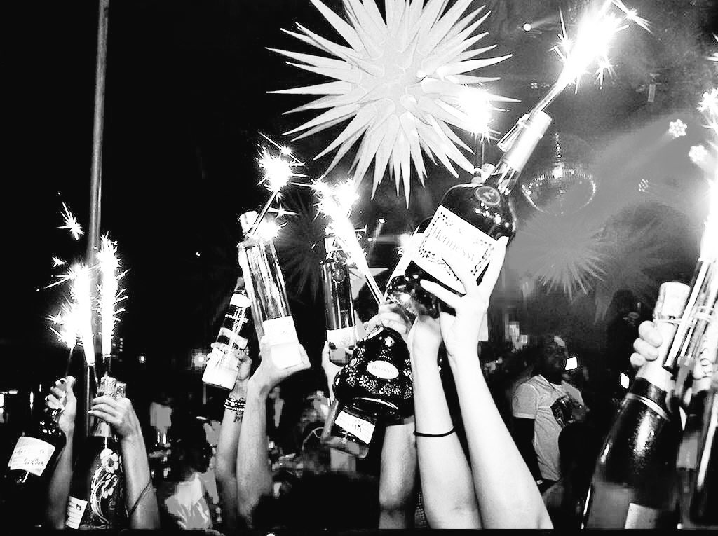 luxuryPHL's tweet photo. Who loves #BottleService?? #PhillyVIP https://t.co/8EcqfRn4Ae