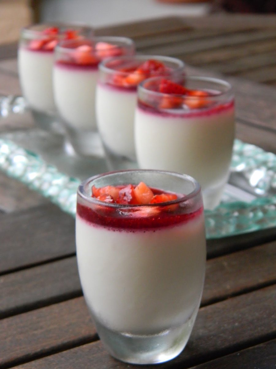 Namus_Blog's tweet photo. Recipe for this super easy and absolutely delicious Panna Cotta now on the blog!! https://t.co/pCCn5Ookfi https://t.co/76cH6DeAIH