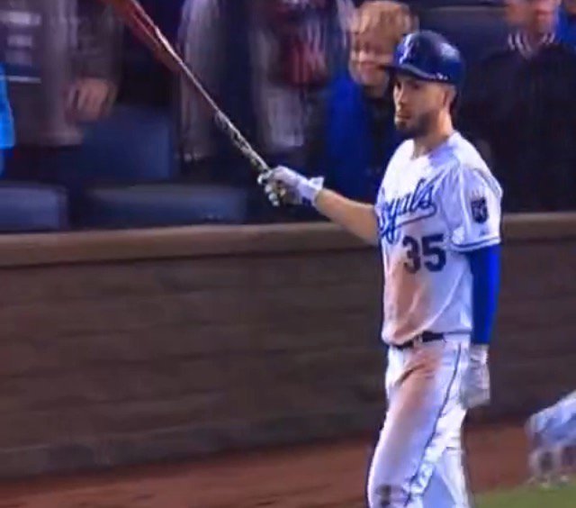 Baseball_NBS's tweet photo. Video: Eric Hosmer's walk-off sac fly bat flip was epic! Watch > https://t.co/RlkcwVfTHa https://t.co/zpXM5wO3Tj