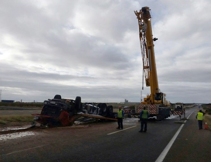 Extremadura7D's tweet photo. Rescatan al conductor tras volcar su camión cisterna en la Vía de la Plata https://t.co/G6qmtF3BLt https://t.co/T4fwuJvZFA