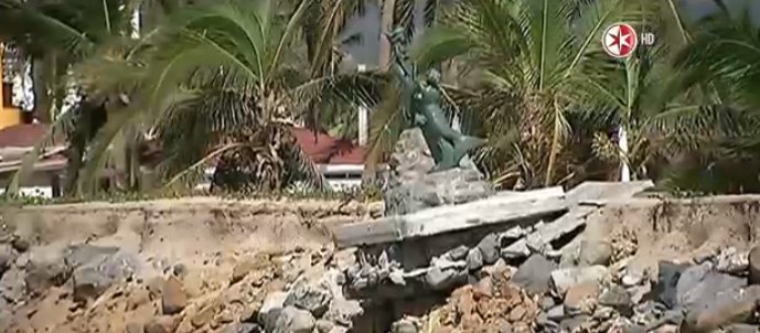 nmas's tweet photo. #Ahora en #PrimeroNoticias Reporte desde Barra de Navidad, #Jalisco: Recuento de daños por #Patricia https://t.co/vxVzMPkV3a