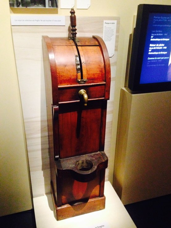 Follower_Power_'s tweet photo. Pompe pomme pidou ! Une pompe a cidre typique des débits de boisson d'antan. #ExpoBoire #patrimoine #Rennes https://t.co/pFbg10r7KE