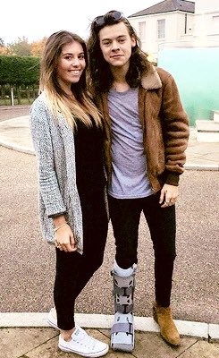 HarrrysHoes's tweet photo. nice boot Harry 😂😭 #harrysadork #HarryStylesForPresident #harrysquad https://t.co/wxoofhZLFe