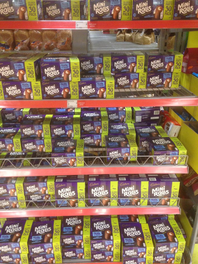 liamo92's tweet photo. Confused why there are 4 rows of mini rolls @ £1 &amp; scanned at £3 &amp; refused advertised price? @asda #SaveMoneyHow https://t.co/YYjFfuudBO