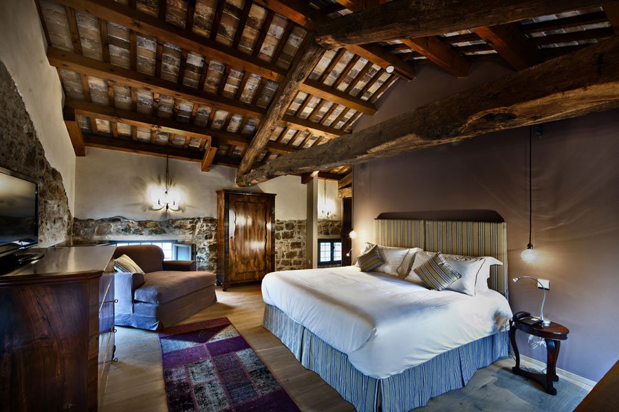 dimoredepoca's tweet photo. A #castle in the vineyards, luxury suites, good #wine. @castellobuttrio is waiting for you! https://t.co/TSG3L7vfjI https://t.co/Ea8p0h54tp