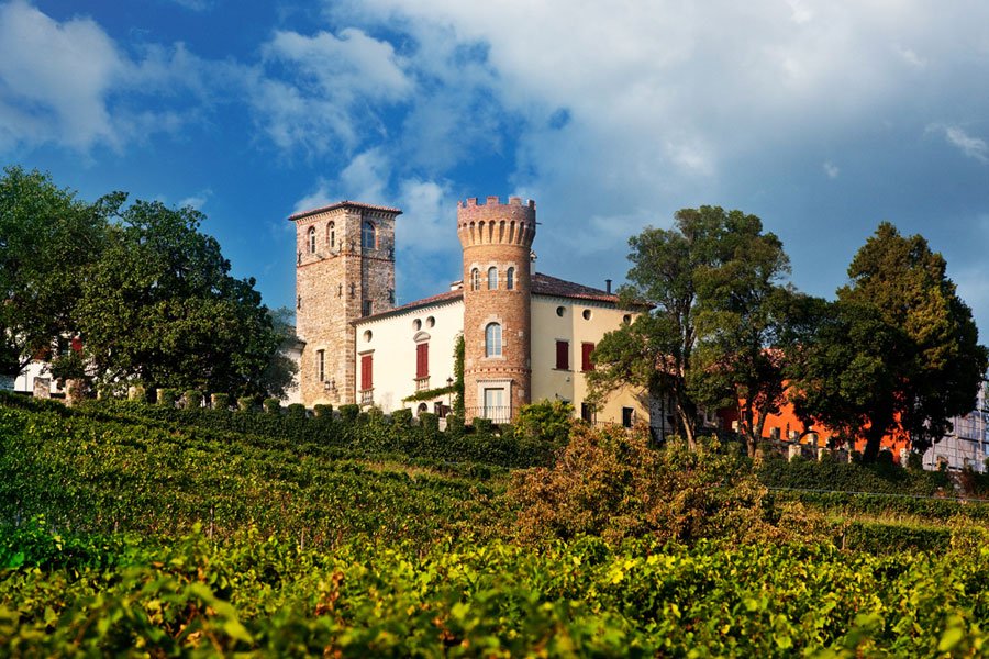 dimoredepoca's tweet photo. A #castle in the vineyards, luxury suites, good #wine. @castellobuttrio is waiting for you! https://t.co/TSG3L7vfjI https://t.co/Ea8p0h54tp