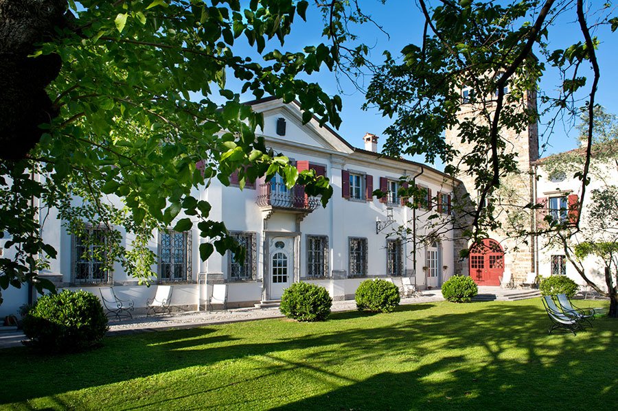 dimoredepoca's tweet photo. A #castle in the vineyards, luxury suites, good #wine. @castellobuttrio is waiting for you! https://t.co/TSG3L7vfjI https://t.co/Ea8p0h54tp
