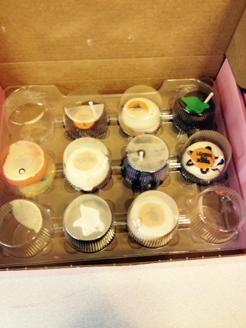 BidProxy's tweet photo. Oh, #Halloween cupcakes from #GeorgetownCupcakes... You are delicious. https://t.co/dEluUEnfew