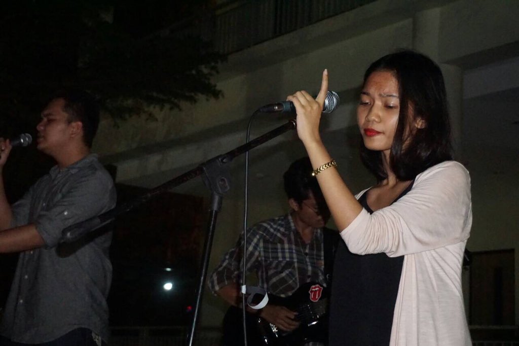 ini sekilas foto penampilan dari Bulan dan Matahari Band🎶