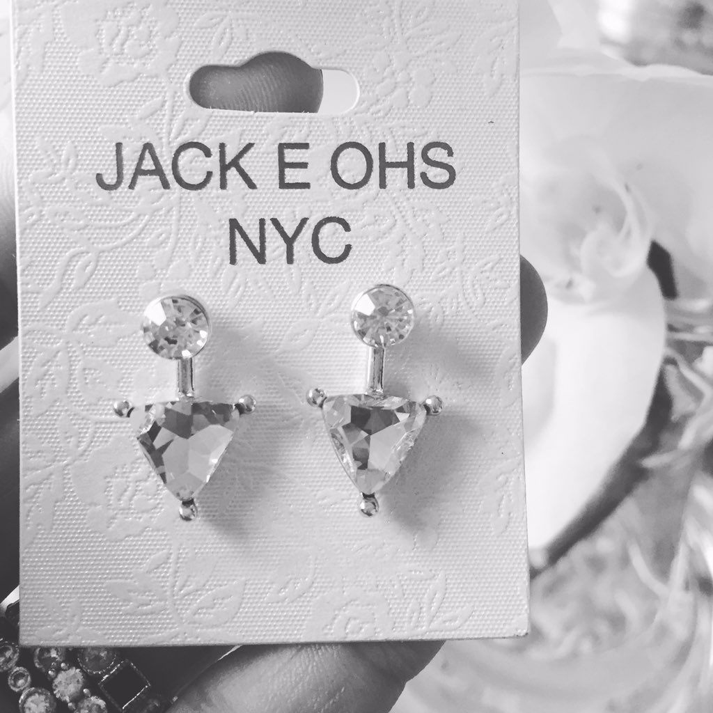 JackEOhs's tweet photo. Grey skies in #NYC aren't going to stop me from shining #jackeohsnyc #style #fashion #jewelry #earcandy https://t.co/ifiKUR9GgA