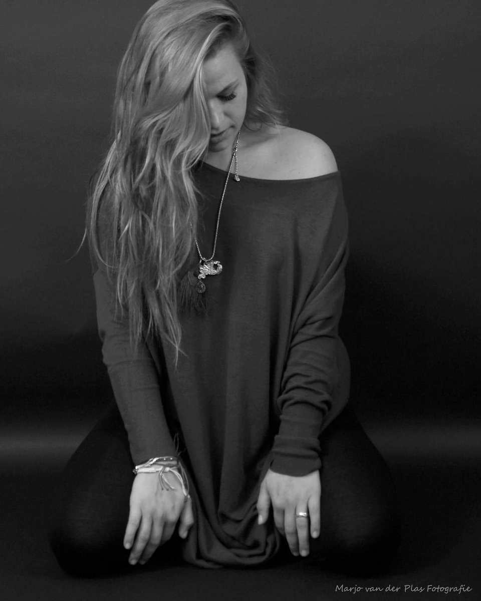 debbylef's tweet photo. #photoshoot #goodtimes #livingthegoodlife #herfst #autumn #modeling #blackandwhite #debby #longhairdontcare #hello https://t.co/UmeeODm9oM