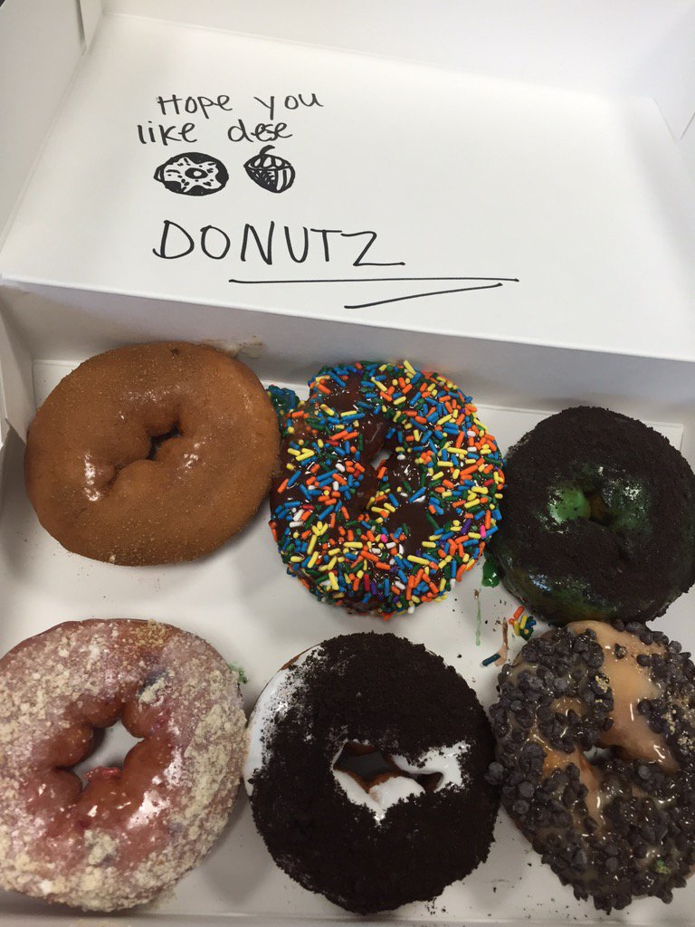 CadeMusi's tweet photo. Luv that I work in a donut shop and can shower my friends with sugary delights 🍩💛 https://t.co/Z9FNbYNQ45