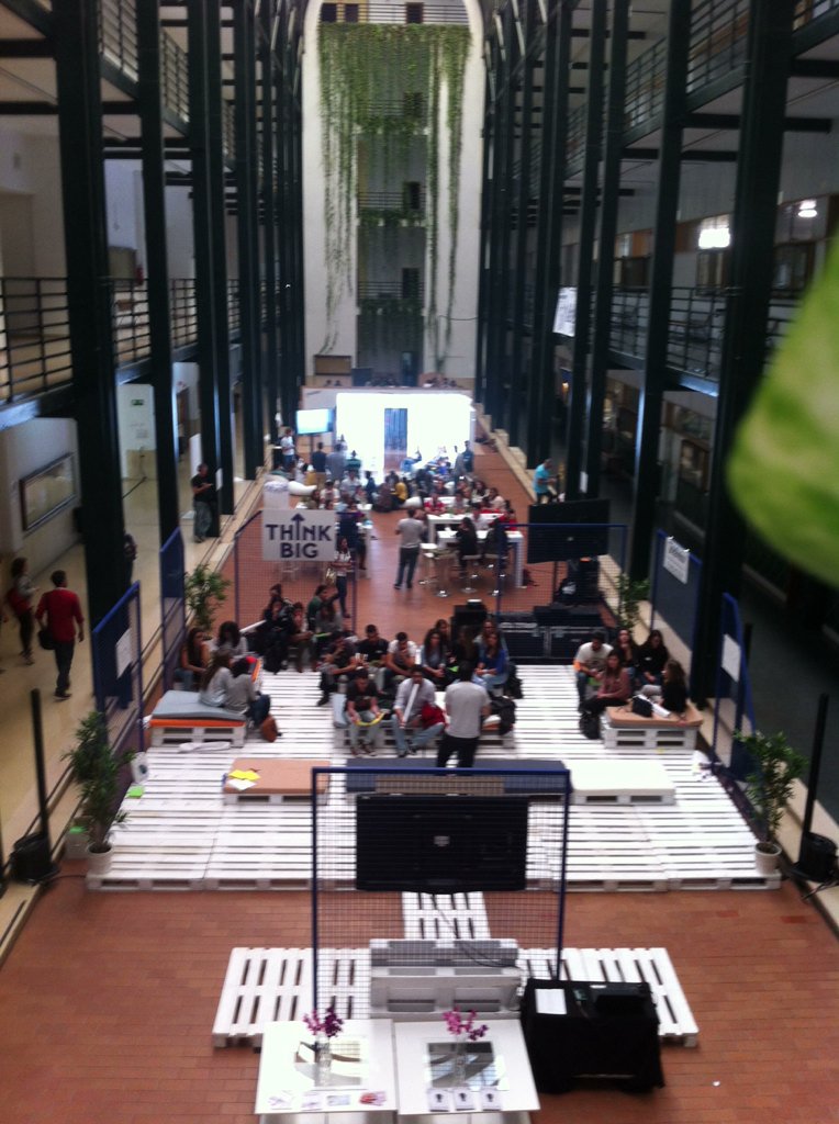 creacion_fceye's tweet photo. Magnífico Tour de Creatividad. Bravo por los alumnos de GADE y GADE+DERECHO! @unisevilla @Fceye_US @AFCEYE @OTRIUS https://t.co/x4WHqaKzGp