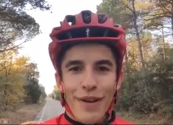 Adnkronos's tweet photo. Nuova 'caduta' per @marcmarquez93, cerca sostegno su #Facebook ma piovono solo insulti https://t.co/wpJCF44Lqd https://t.co/c4ve9D5PJV