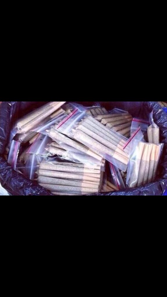TheLegalStoners's tweet photo. ReTweet if you want a pack https://t.co/D2iebxLKXQ