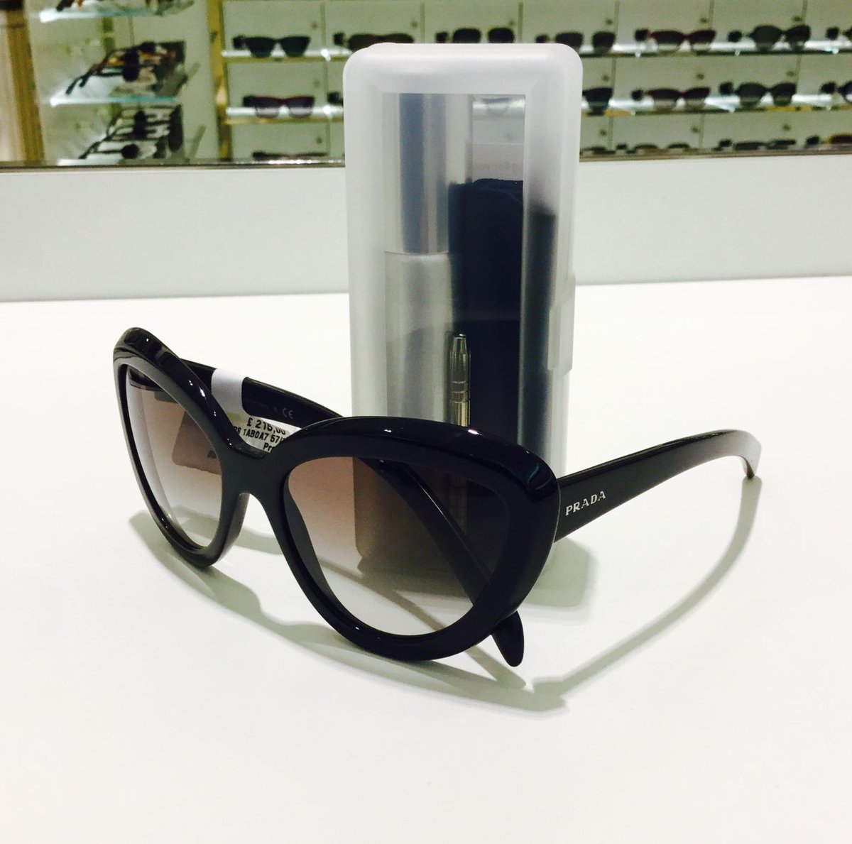 TeamMargo's tweet photo. #Q4700GoldenEyes #LuxFirst every sale countsπ·π well done @MalMalinowska @LUXclusives @MSztabersk @chiaramau π https://t.co/5yrpgK0Edl