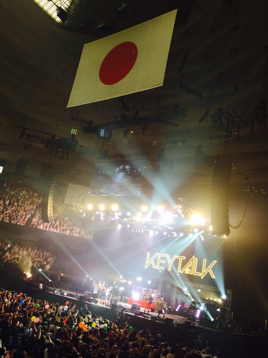 oh_no_kun's tweet photo. ファンからのサプライズ演出や、よしかつ君の感謝のMCなど見てて何度も目から汗が…( ¯ ¨̯ ¯̥̥ )素敵なライブだった。 #武道館 #KEYTALK https://t.co/nZgdaUJsbt