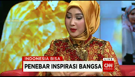 Ketika pameran di luar negeri, <a href="/dianpelangi/">Dian Pelangi</a> berusaha padukan busana Indonesia dgn busana setempat. #IndonesiaBisa