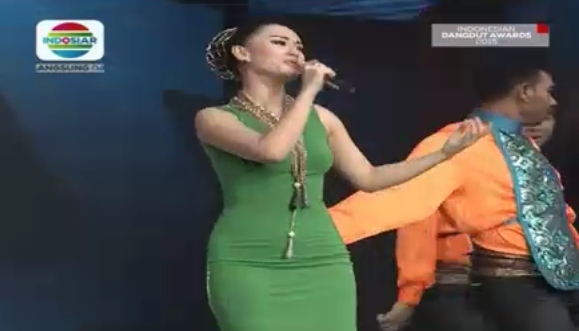 Indosiar's tweet photo. Medley ABG Tua @fitricarlina2 dan Satu Jam Saja @Zaskia_Gotix #IndonesianDangdutAwards https://t.co/vdUJDnilHE