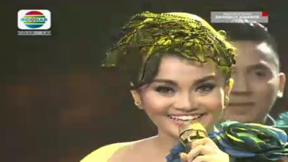Indosiar's tweet photo. Medley ABG Tua @fitricarlina2 dan Satu Jam Saja @Zaskia_Gotix #IndonesianDangdutAwards https://t.co/vdUJDnilHE