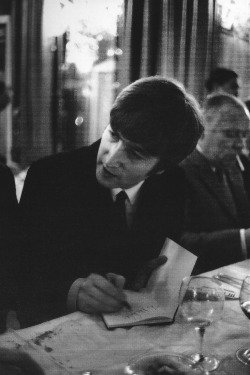 BeatlesSpain's tweet photo. Día 28: Historia/poema favorito escrito por John.
#JLChallenge https://t.co/DiP4B9dqR9