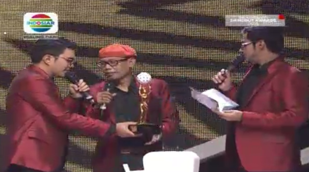 Indosiar's tweet photo. Selamat kepada @AyuTingTing1992 yang memenangkan kategori video klip dangdut terpopuler #IndonesianDangdutAwards https://t.co/W7f5cSnUx6