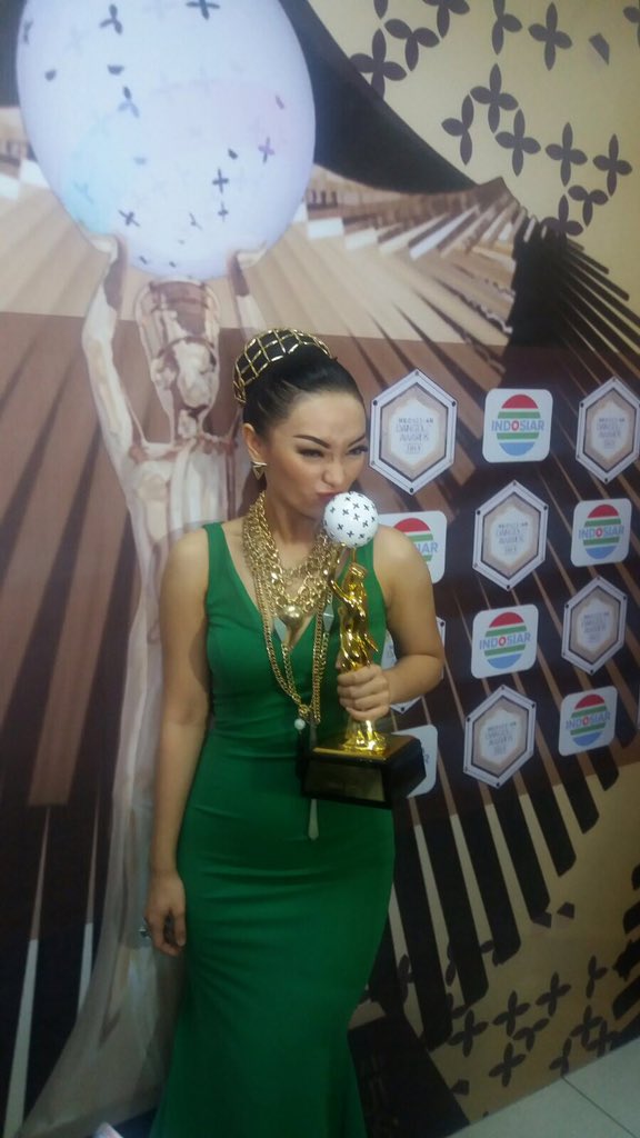 Indosiar's tweet photo. Selamat untuk @Zaskia_Gotix ! #IndonesianDangdutAwards https://t.co/Eh78y8d71U