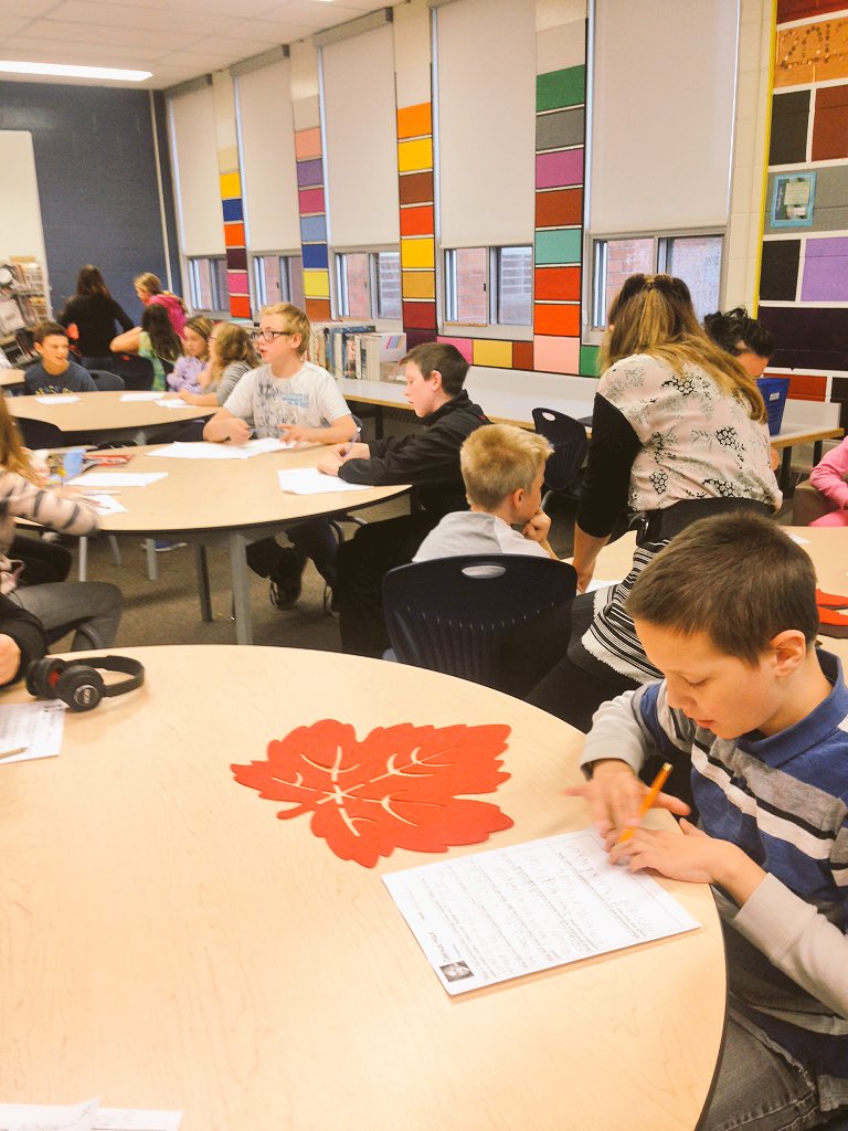 HPEDSB_POW's tweet photo. The Learning Commons is buzzing today with different learning experiences happening! #learningbuddies #geniushour https://t.co/HBVBTunk6C