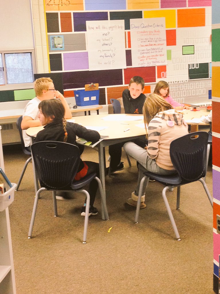 HPEDSB_POW's tweet photo. The Learning Commons is buzzing today with different learning experiences happening! #learningbuddies #geniushour https://t.co/HBVBTunk6C